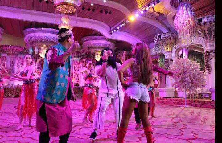 ऐसे में दोनों कलाकारों ने ‘बेवफा आइटम’ को भव्य आइटम नंबर बनाने में कोई कसर शेष नहीं छोड़ी.