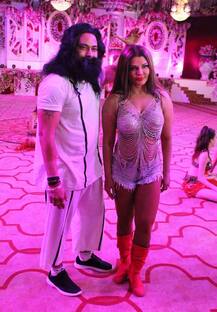 On Location: राम रहीम पर बन रही है फिल्म, हनीप्रीत के रोल में दिखेंगी राखी सावंत, देखें Pics