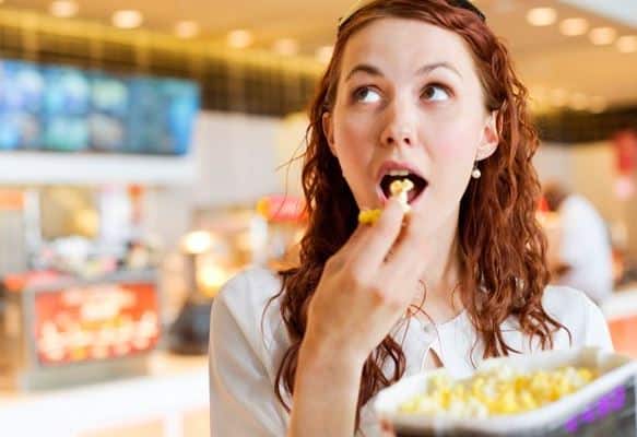 आपकी ये आदतें कहीं आपको बूढ़ा तो नहीं बना रहीं! Common Habits That Can Make You Look Way Older Than You Are आपकी ये आदतें कहीं आपको बूढ़ा तो नहीं बना रहीं!