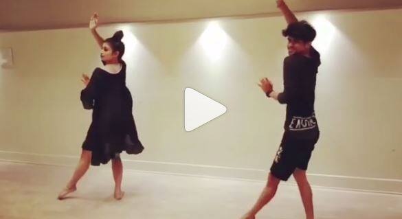 Mouni Roys Dance Video Viral On Social Media मौनी रॉय के डांस का वीडियो सोशल मीडिया पर हो रहा है वायरल, देखें वीडियो