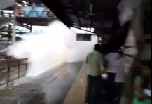 मुंबई के रेलवे स्टेशन से फिल्मी अंदाज़ में गुजरी ट्रेन, देखें वीडियो