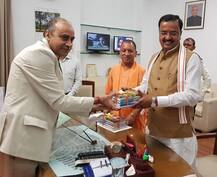 योगी आदित्यनाथ और केशव प्रसाद मौर्य ने लोकसभा से दिया इस्तीफा