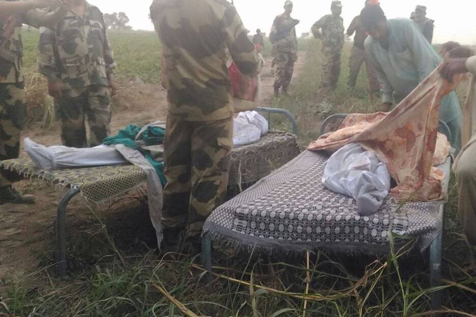 पाकिस्तान बेनकाब, BSF के एनकाउंटर में मारे गए दो तस्करों को अपना माना Bsf Were Killed 2 Infiltrators In Punjabs Ajnala Sector पाकिस्तान बेनकाब, BSF के एनकाउंटर में मारे गए दो तस्करों को अपना माना