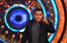 टीवी शो होस्ट करने के लिये बॉलीवुड सितारों को मिलने वाली फीस जानकर आप हैरान रह जाएंगे!