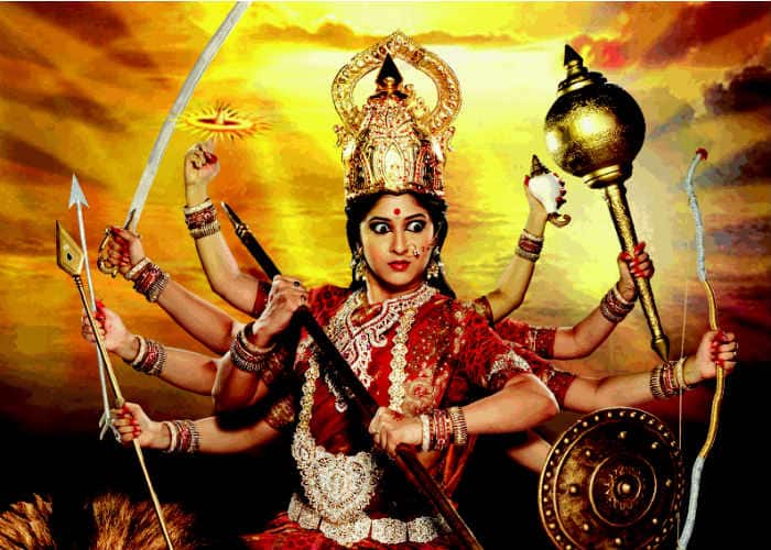 सोनारिका भदौरिया - छोटे पर्दे की सबसे ख़ूबसूरत एक्ट्रेसेज़ में शामिल सोनारिका भदौरिया ने लाइफ़ ओके चैनल के शो 'देवों दे देव...महादेव' में देवी पार्वती के रोल में नज़र आयी थीं. इस शो में सोनारिका को महाकाली के दमदार किरदार में भी देखा गया था.