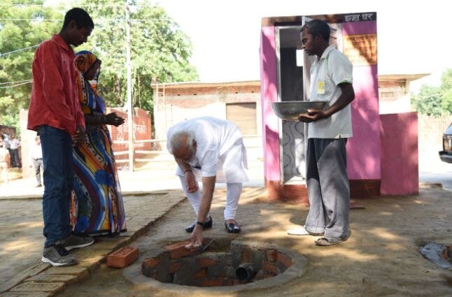 पीएम मोदी ने शौचालय के लिए किया श्रमदान, कहा- इज्जत के लिए 'इज्जत घर' जरूरी