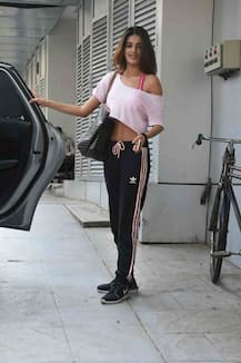 मुंबई के बांद्रा में Spot हुईं \'मुन्ना माइकल\' की निधि अग्रवाल