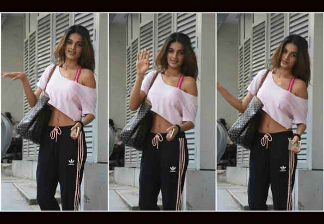 मुंबई के बांद्रा में Spot हुईं \'मुन्ना माइकल\' की निधि अग्रवाल