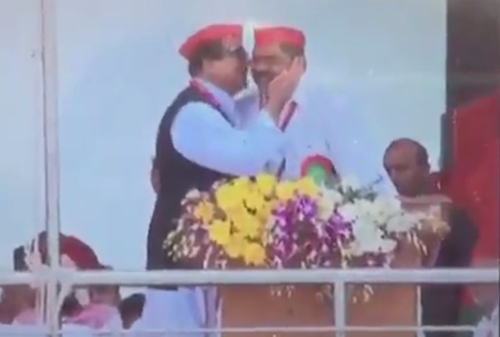 Akhilesh Yadav Indrajit Saroj And Azam Khan Join Samajwadi Party State Meeting जब आजम खान ने इंद्रजीत सरोज को चूमा तो अखिलेश यादव बोले 'बहुत बढ़िया'