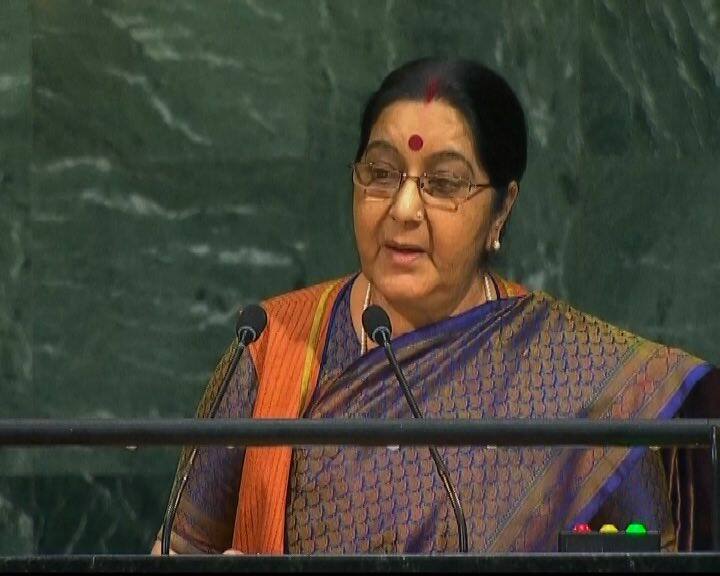 संयुक्त राष्ट्र महासभा में सुषमा स्वराज ने अपने भाषण में पाकिस्तान पर जमकर हमला बोला. उन्होंने कहा, ''भारत गरीबी से लड़ रहा है, जबकि पाकिस्तान हमसे लड़ रहा है.'' उन्होंने कहा कि भारत ने डॉक्टर और साइंटिस्ट पैदा किए जबकि पाकिस्तान ने आतंकवाद और जेहादी पैदा किए. संयुक्त राष्ट्र महासभा में विदेश मंत्री ने नोटबंदी का भी जिक्र किया. जानें उनके भाषण की बड़ी बातें.