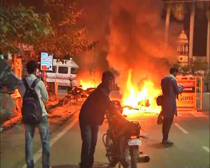 हालात को मद्देनजर रखते हुए दो अक्टूबर तक विश्वविद्यालय को बंद रखने का फैसला किया गया है. प्रशासन ने शांति बनाए रखने की अपील की है.