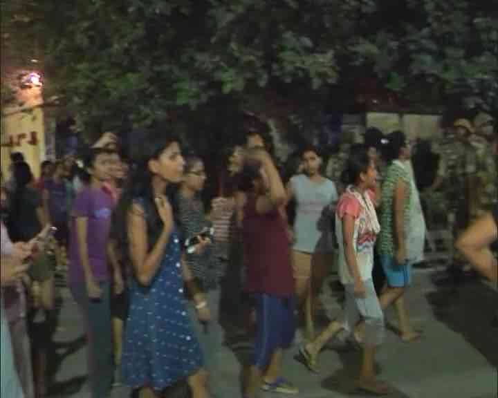 छात्राओं की मांग है कि वीसी सार्वजनिक रूप से सामने आकर सुरक्षा का आश्वासन दें. जबकि विश्वविद्यालय प्रशासन की ओर से कहा है कि पांच लड़कियों का दल आकर वीसी से बात कर सकता है.