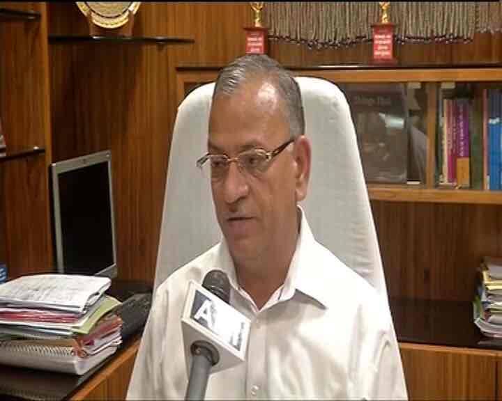 बीएचयू में हुए हंगामे पर वीसी की पहली प्रतिक्रिया आयी है. वीसी गिरीश चंद्र ने कहा है कि विगत कुछ दिनों से कुछ ऐसे तत्व जो इस विश्वविद्यालय के विजन, अप्रोच और ऑब्जेक्टिव से इस्तेफाक नहीं रखते, इसकी छवि खराब करने का काम किया है. लेकिन मुझे अपने विद्यार्थियों पर गर्व है उन्होंने इसे अस्वीकार किया है. बड़ी मात्रा में बाहर से लोग आए जिन्होंने इस आंदोलन को हवा देने की कोशिश की.