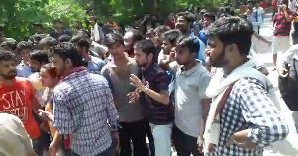 छात्राओं के बाद बनारस हिन्दू विश्वविद्यालय के छात्र भी मैदान में उतर आए हैं. लड़कों का आरोप है कि BHU कैंपस में वाई-फाई बंद कर दिया गया है. इसका विरोध करते हुए लड़के जब वीसी के घर के पास प्रदर्शन करने पहुंचे तो उन्हें भगा दिया गया. लड़कों का आरोप है कि लड़कियों के साथ साथ लड़कों के हॉस्टल भी खाली कराए जा रहे हैं.