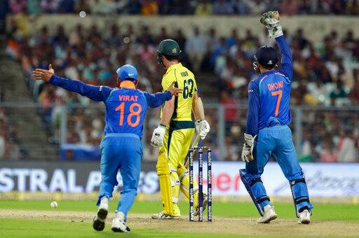 धोनी ने 100 विकेट भारत के लिए वनडे में खेलते हुए किए हैं, जबकि 3 स्टंप उन्होंने अफ्रीका इलेवन के खिलाफ किए हैं.