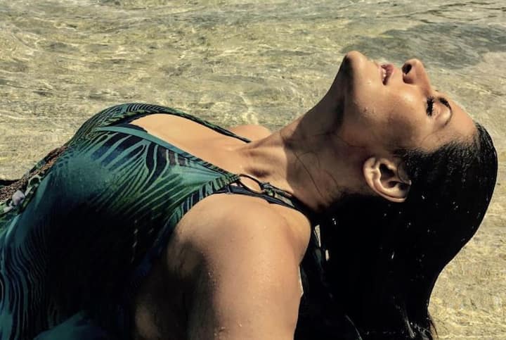 जरीन ने कहा कि अगर आपको कुछ अच्छा लगे तो आप देखिए और अगर नहीं अच्छा लगे तो न देखिए, लेकिन अपने विचारों को दुसरों पर नहीं थोपना चाहिए. 