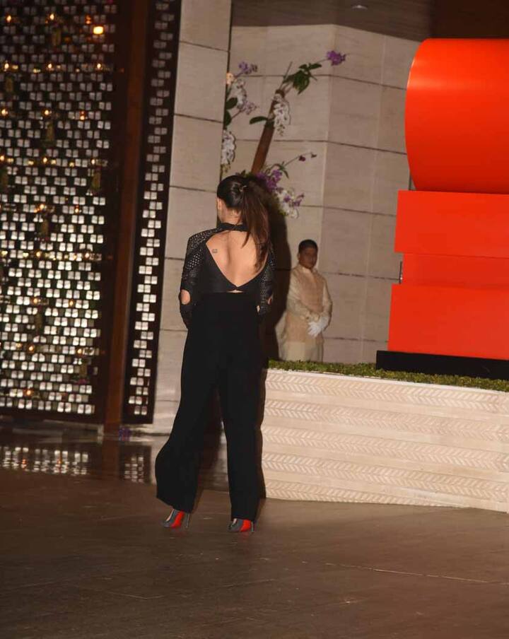 यहां मीरा ने अपना सेक्सी टैटू भी फ्लॉन्ट किया.