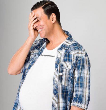 लेकिन अब बात करते हैं उनकी इन तस्वीरों की. दरअसल उनकी ये तस्वीरें लोगों को हंसाने की ऐसी ही एक मुहिम का हिस्सा है. उनकी ये तस्वीरें दिग्गज फ़ोटोग्राफर डब्बू रतनानी ने ली हैं. डब्बू ने अपनी इंस्टा टाइमलाइन पर तस्वीर के साथ जानकारी दी है कि ज़िंदगी तब ज़्यादा खूबसूरत लगती है जब आप मुस्कुराते हैं, दोस्त की इन तस्वीरों को लेने में बहुत आनंद आया.