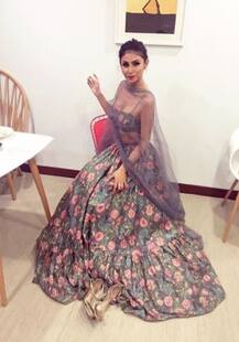 नवरात्र में देसी अंदाज़ में नज़र आईं मौनी राय