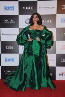 Vogue के इवेंट में ग्रीन ड्रेस में पहुंचीं सोनम कपूर ने लगाई आग!