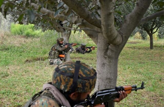 Pakistani troops again resorted to unprovoked firing along the Line of Control in Jammu and Kashmir J&K:  बारामूला में पाकिस्तानी सेना ने फिर तोड़ा सीजफायर, 7 भारतीय पोस्ट पर कर रहा है फायरिंग