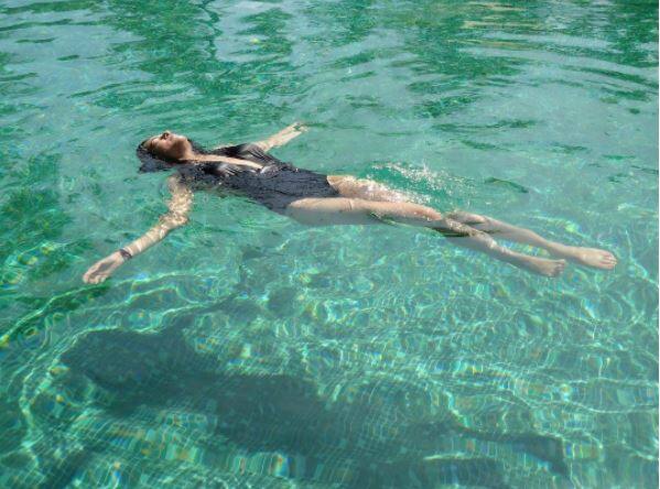 हाल ही में पोस्ट की गई उनकी पूल में स्विमसूट वाली ये तस्वीर वायरल हो गई थी.