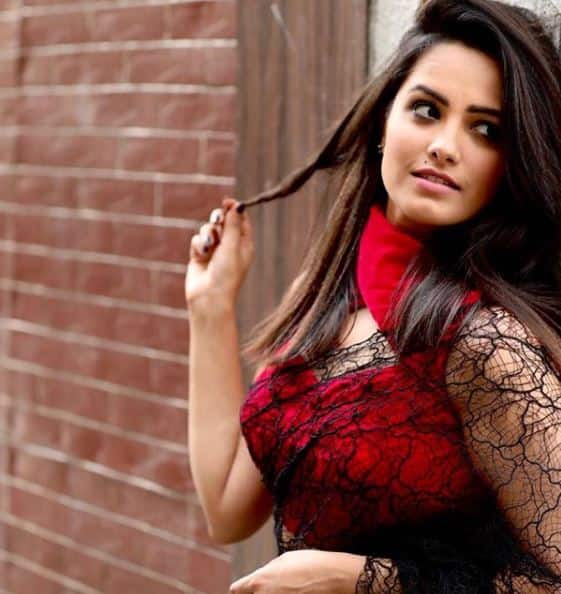 अब देखना दिलचस्प होगा कि सीरियल ‘ये है मोहब्बतें’ में ‘शगुन’ का किरदार निभाने वाली अनीता ये शो छोड़ेंगी या नहीं. आपको बता दें कि सीरियल ‘ये है मोहब्बतें’ में अनीता का किरदार काफी पसंद किया जाता है.