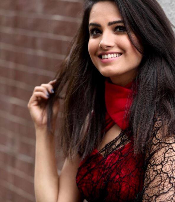 आपको बता दें कि एल टी बालाजी प्रोड्कशन हाऊस के बैनर तले बने सीरियल ‘ये है मोहब्बतें’ के निर्देशक समीर कुलकर्णीं और साहिल शर्मा हैं. इस सीरियल में अनीता हसनंदानी ‘शगुन’ का किरदार निभा रही हैं. अनीता के सोशल मीडिया पर लाखों फैन्स हैं.