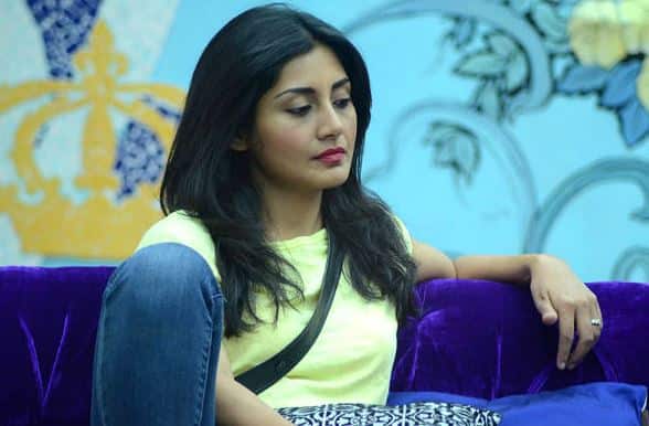 करिश्मा तन्ना: 'बिग बॉस 8' में फाइनलिस्ट की लिस्ट में शामिल करिश्मा ने पूरे शो में सलमान से आंख नहीं मिलाई. सलमान खान ने करिश्मा और शो के दूसरे प्रतिभागी उपेन पटेल के बीच नजदीकियों की वजह से उनकी काफी खिंचाई की थी. करिश्मा इस बात को मुस्कुराकर टाल देती थीं लेकिन शो के और लोग इस बात की वजह से उनका मजाक उड़ाते थे. हालांकि बाद में सलमान ने और कारणों की वजह से करिश्मा पर खूब गुस्सा निकाला था.