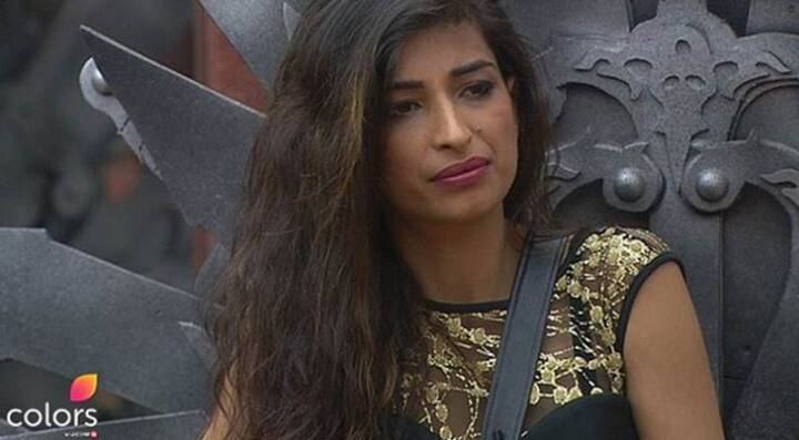 प्रियंका जग्गा: 'बिग बॉस 10' में आई प्रियंका जग्गा ने अपनी हरकतों से सबको परेशान कर दिया था. इस शो में इन्हें ड्रामा क्वीन के नाम से जाना जाता था. कॉमनर्स (आम आदमी) की कैटगरी से बिग बॉस में आईं प्रियंका ने अपनी हरकतों और बिना बात के लड़ाई करने की वजह से पहले हफ्ते में खूब TRP बढ़ाई, लेकिन अपनी इन्हीं हरकतों की वजह से जल्दी ही बाहर भी जाना पड़ा. हालांकि बाद में वाइल्ड कार्ड इंट्री इनकी एक बार फिर वापसी हुई पर बिग बॉस के घर के लोगों पर घटिया कमेंट करने की वजह से सलमान ने प्रियंका को घर छोड़ने के लिए भी कह दिया. इतना ही नहीं सलमान ने इनको लेकर यहां तक कह दिया था कि अगर ये कभी भी कलर्स के किसी भी शो में वापस आईं तो वह कलर्स के किसी शो को होस्ट नहीं करेंगे.