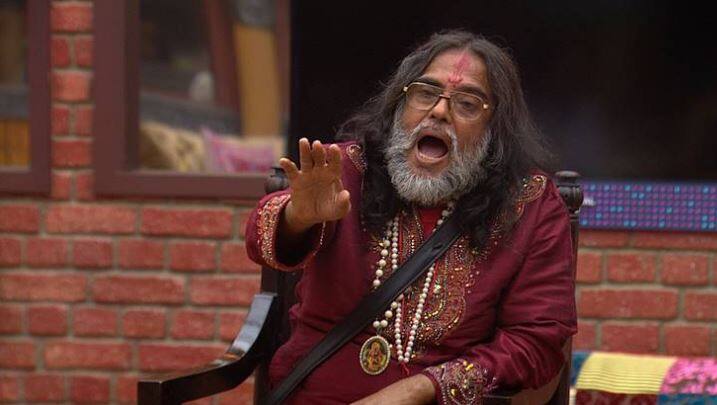 स्वामी ओम: 'बिग बॉस 10' के सबसे विवादित और चर्चित लोगों में सबसे पहले नंबर पर आने वाले स्वामी ओम हैं. इन्होंने बिग बॉस के घर में और बाहर भी खूब विवाद खड़े किए हैं. स्वामी ओम ने अभद्रता की सारी हदें पार करते हुए घर के दो सदस्यों के ऊपर अपना ही पेशाब फेंक दिया और जिससे बाद सलमान को काफी गुस्सा आया. इनकी इस घटिया हरकत की वजह से सलमान और शो के निर्माताओं ने इन्हें घर से बाहर निकाल दिया. शो से बाहर आने के बाद ओम ने कहा कि वो बिग बॉस के फाइनल में अपने साथ लोगों को ले जाकर सलमान की हड्डियां तोड़ देंगे और सबक सिखाएंगे. हालांकि ऐसा कुछ नहीं हुआ लेकिन स्वामी ओम खुद ही लोगों के हाथों पिटते रहते हैं.