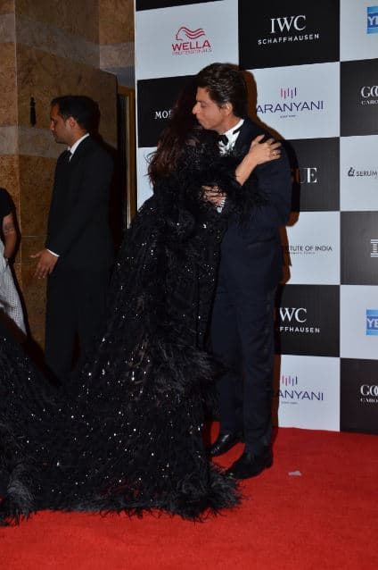  इस मौके पर शाहरुख और ऐश्वर्या ने साथ में कई तस्वीरें खिंचवाई जो इन दिनों मीडिया की सुर्खियां बनी हुईं हैं.