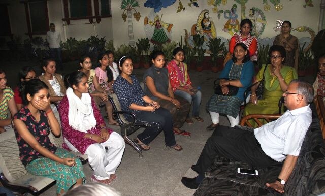 Bhu Vice Chancellor Girish Chandra Tripathi Visits Girls Hostel Today BHU मामला: त्रिवेणी हॉस्टल में कुलपति गिरीश चंद्र त्रिपाठी ने की छात्राओं से मुलाकात