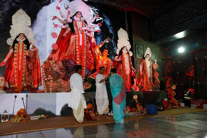 काजोल ने अपने इंस्टाग्राम पर एक तस्वीर शेयर करते हुए बताया कि आखिरकार उन्होंने मां दुर्गा के दर्शन कर लिए.