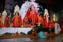 नवरात्रि में मां दुर्गा का आशीर्वाद लेने पंडाल पहुंची अभिनेत्री काजोल, देखें तस्वीरें