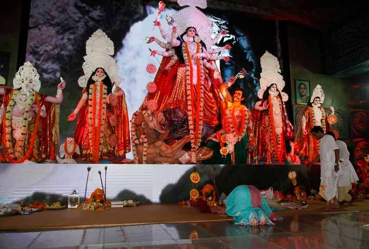 यहां पर अभिनेत्री ने शीश झुकाकर पूजा अर्चना की.