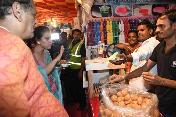 यहां पर काजोल का चुलबुला अंदाज भी दिखा जब वो गोलगप्पे खाने पहुंची.