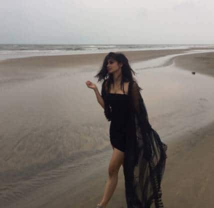 32 साल की ये अदाकारा अपनी हाजिर-जवाबी के लिए भी जानी जाती हैं. बंगाल की रहने वाली मौनी बेहद ही खूबसूरत हैं.