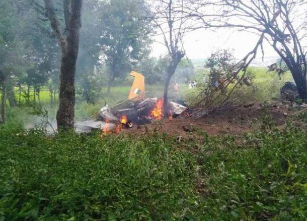 भारतीय वायुसेना का ट्रेनर विमान हैदराबाद के पास क्रैश, पायलट सुरक्षित Airforce Trainer Aircraft Crashes Near Hyderabad Flight Cadet Safe भारतीय वायुसेना का ट्रेनर विमान हैदराबाद के पास क्रैश, पायलट सुरक्षित