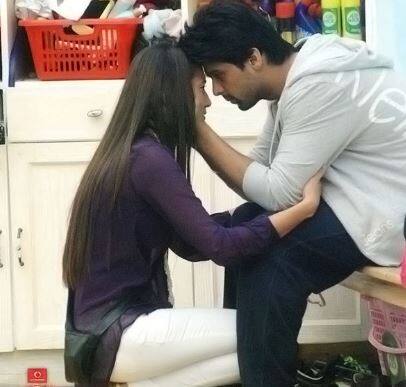 'बिग बॉस 7' की विजेता गौहर खान और कुशाल टंडन की नजदीकियां कभी किसी से छुपी हुई नहीं रही. हालांकि शो खत्म होने के बाद गौहर और कुशाल ने बताया कि अब उनके बीच में कोई रिश्ता नहीं बचा है. 