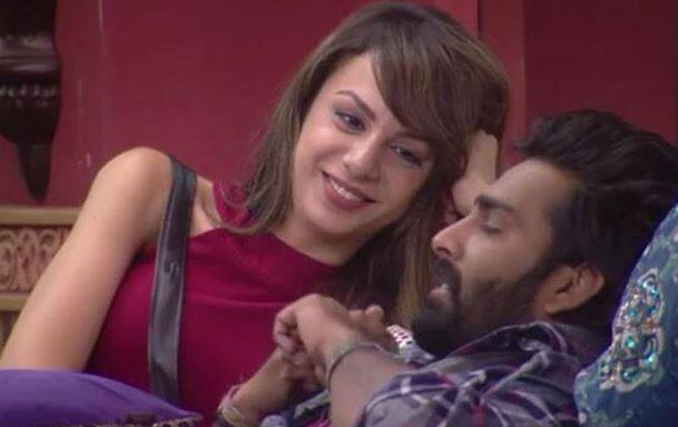 पिछले साल 'बिग बॉस' के घर में सबसे बड़े बदलाव के तौर सेलिब्रिटी कंटेस्टेंट्स के साथ कॉमनर्स (आम आदमी) की एंट्री करवाई गई थी. पूरे सीजन के दौरान कॉमनर्स प्यार के किस्सों की वजह से छाए रहे. 'बिग बॉस 10' के विजेता मनवीर सिंह गुर्जर का नितिभा कॉल के साथ रोमांस भी चर्चा में रहा. शो के दौरान कई ऐसे मौके आए जहां ये दोनों कंटेस्टेंट्स एक-दूसरे के लिए लड़ते हुए दिखाई दिए. शो के खत्म होने के बाद इन दोनों ने खुद के लिए अलग रास्ते बना लिए.