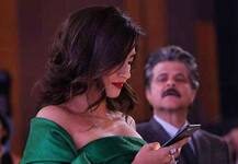 सोनम के फोन में ताक झांक कर रहे पिता अनिल कपूर की तस्वीर वायरल