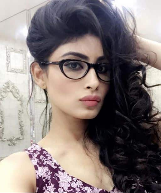 मौनी रॉय ने 10 साल पहले मशहूर टीवी सीरियल 'क्योंकि सास भी कभी बहू थी' से छोटे पर्दे पर डेब्यू किया था. मौनी रॉय के करीबी लोग उन्हें 'मान्या' और 'मौन' के नामों से बुलाते हैं.