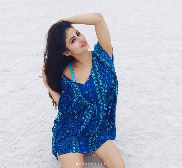  टीवी की दुनिया में कदम रखने से पहले मौनी रॉय ने कथक डांस भी सीखा है.