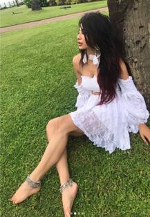 व्हाइट बार्बी बनी मौनी रॉय, इंस्टाग्राम पर शेयर की अपनी खूबसूरत तस्वीरें