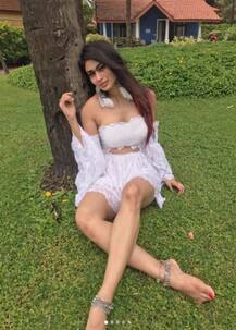 व्हाइट बार्बी बनी मौनी रॉय, इंस्टाग्राम पर शेयर की अपनी खूबसूरत तस्वीरें