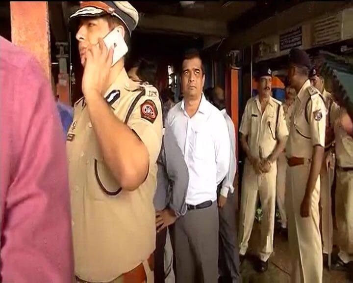 मौके पर दमकल की गाड़ियां और एंबुलंस पहुंच गई है और राहत और बचाव का काम जारी है. डिजास्टर मैनेजमेंट कविभाग की ओर से बतया गया है कि 22 लोग जब अस्पताल पहुंचे उनकी जान जा चुकी थी. 