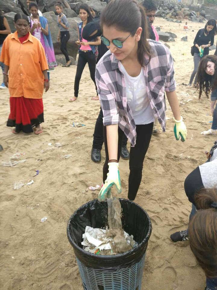 स्वच्छ भारत अभियान की एंबेसडर के तौर पर नोमिनेट किए जाने के बाद आज बॉलीवुड अभिनेत्री अनुष्का शर्मा ने समुद्र तट साफ कर इस अभियान को अपना समर्थन दिया है.