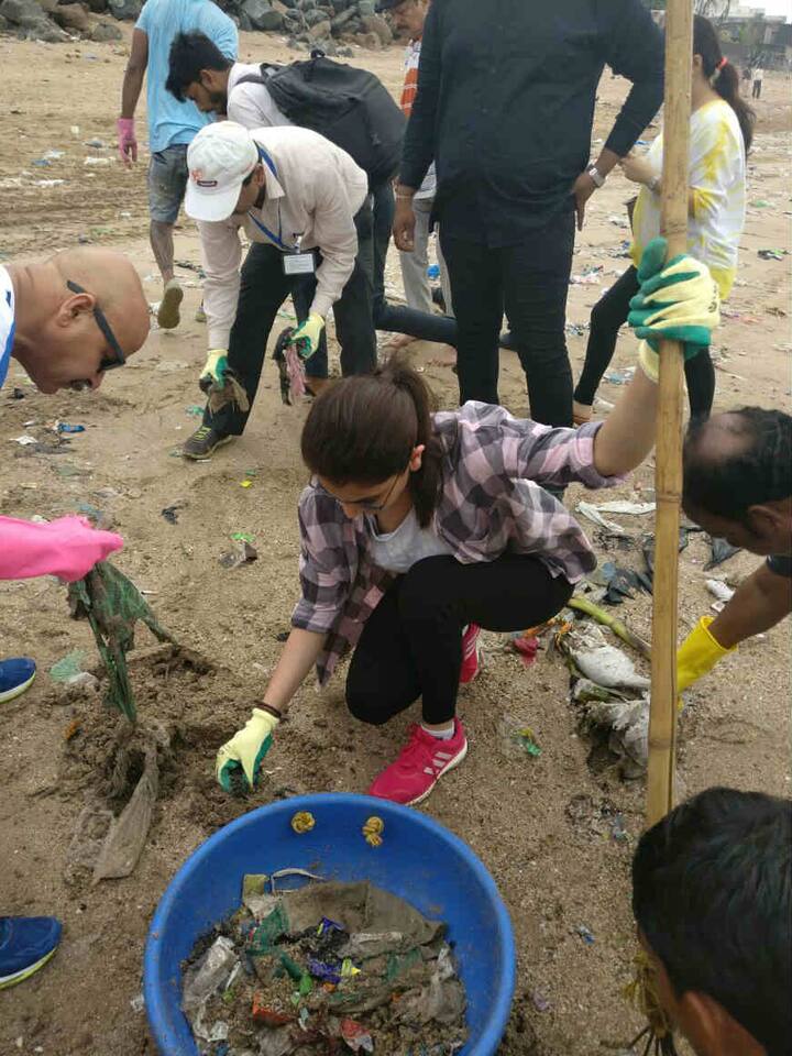 तस्वीरों में अनुष्का पूरे ज़ोर शोर से बीच की सफाई करती दिखा रही हैं.