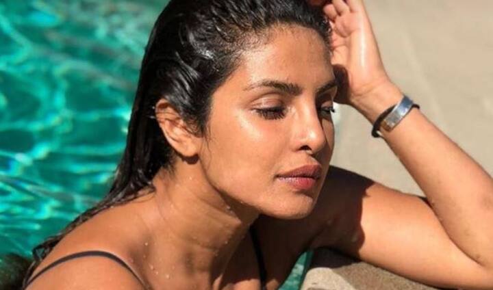  ब्लैक बिकिनी में प्रियंका चोपड़ा काफी हॉट नज़र आ रही हैं.